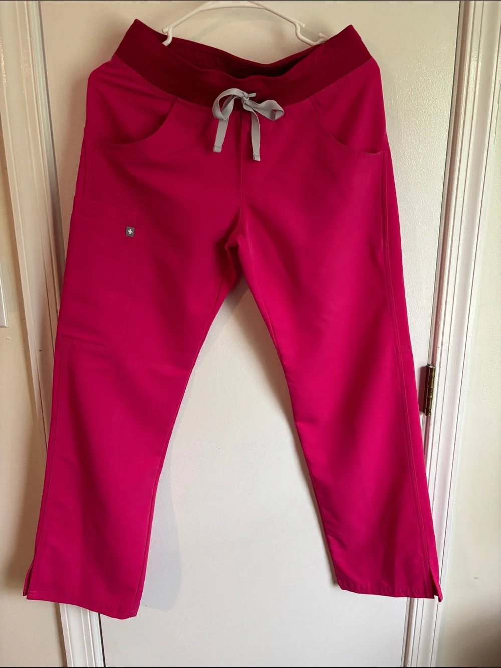 Figs Shocking Pink Scrub Set. Top XS, bottoms XSP - Picture 2 of 6